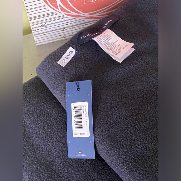 NWT *Tommy* fleece lined scarf - Picture 9 of 11